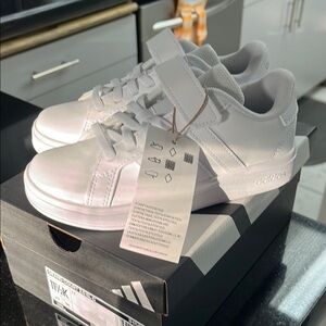 🔥BNWB UNISEX Adidas White Sneakers Minimalist Design